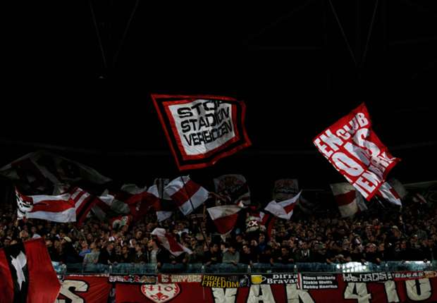 Ajax terpaksa diberi sanksi UEFA akibat ulah suporternya